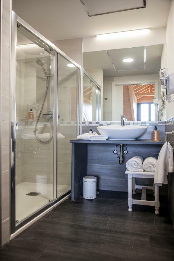 The Rock Suites & Spa Congosto Екстериор снимка